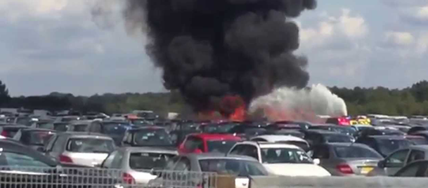Araba pazarına uçak düştü: 4 ölü